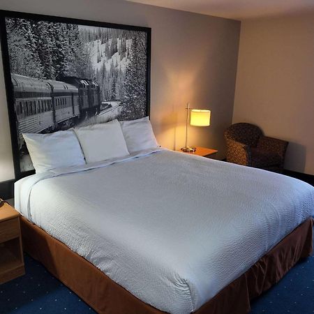 ซูเปอร์ 8 บาย วินด์แฮม แฮมป์เชียร์ อิลลินอยส์ Hotel Hampshire ภายนอก รูปภาพ