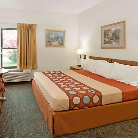 ซูเปอร์ 8 บาย วินด์แฮม แฮมป์เชียร์ อิลลินอยส์ Hotel Hampshire ภายนอก รูปภาพ
