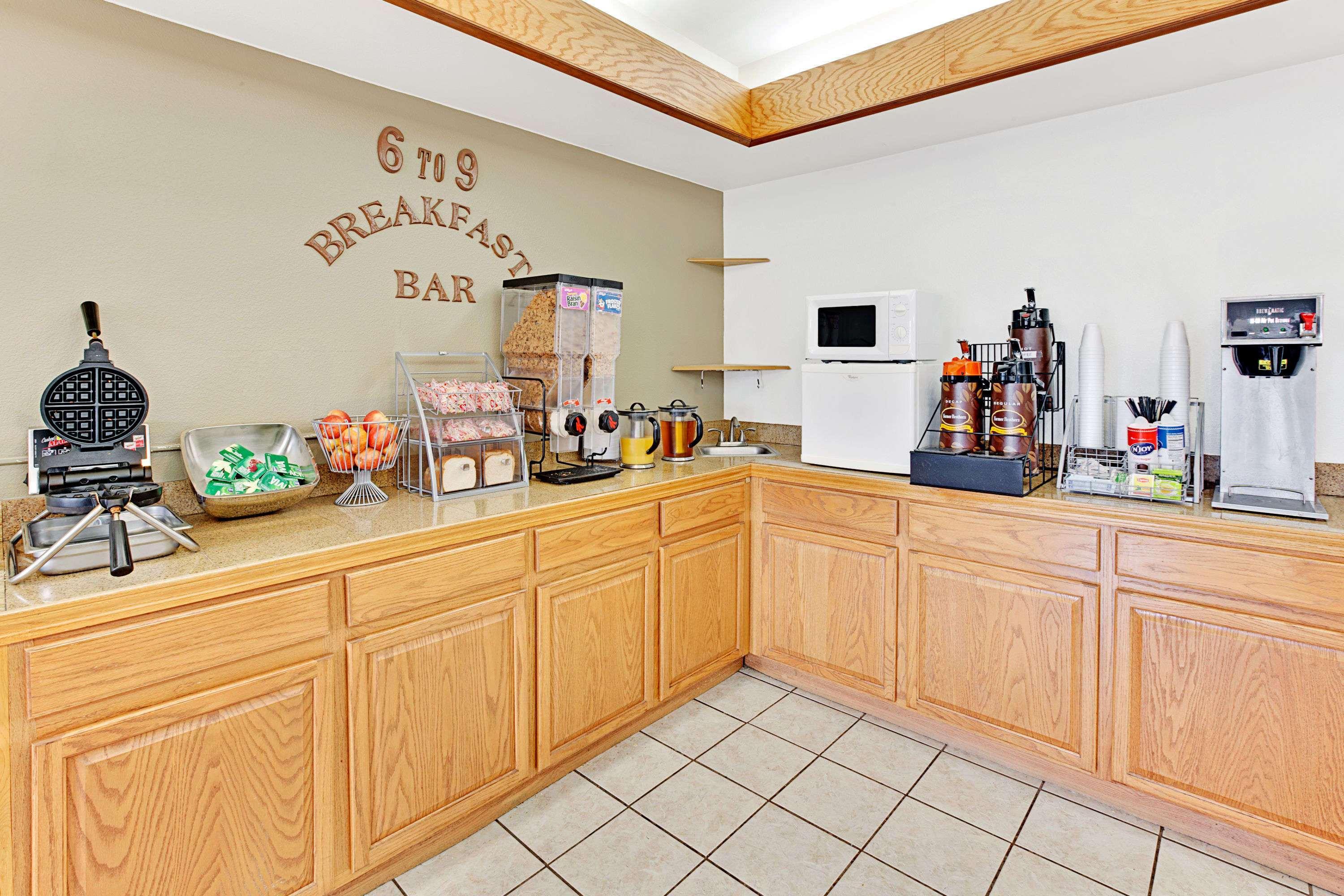 ซูเปอร์ 8 บาย วินด์แฮม แฮมป์เชียร์ อิลลินอยส์ Hotel Hampshire ภายนอก รูปภาพ