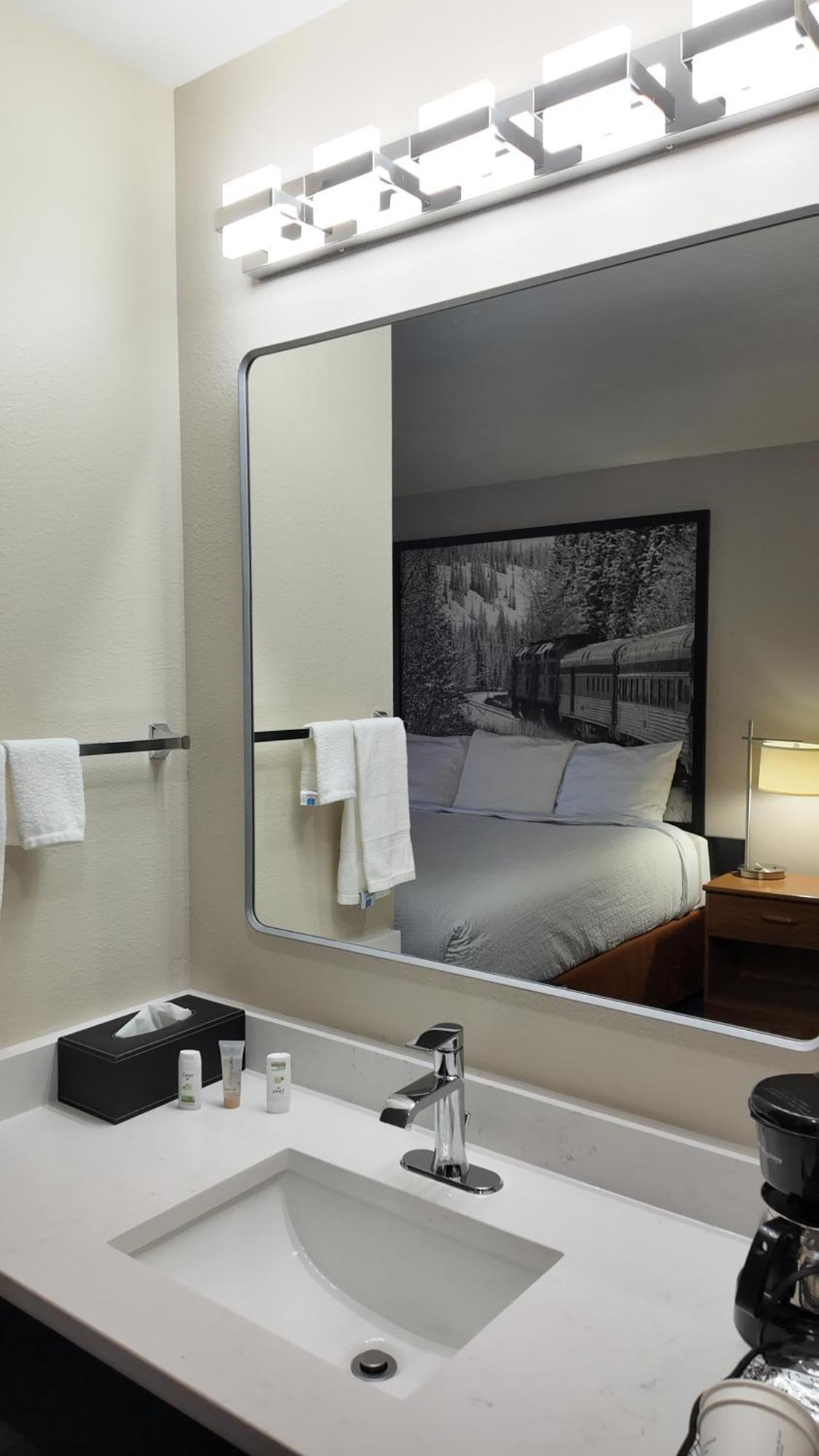 ซูเปอร์ 8 บาย วินด์แฮม แฮมป์เชียร์ อิลลินอยส์ Hotel Hampshire ภายนอก รูปภาพ