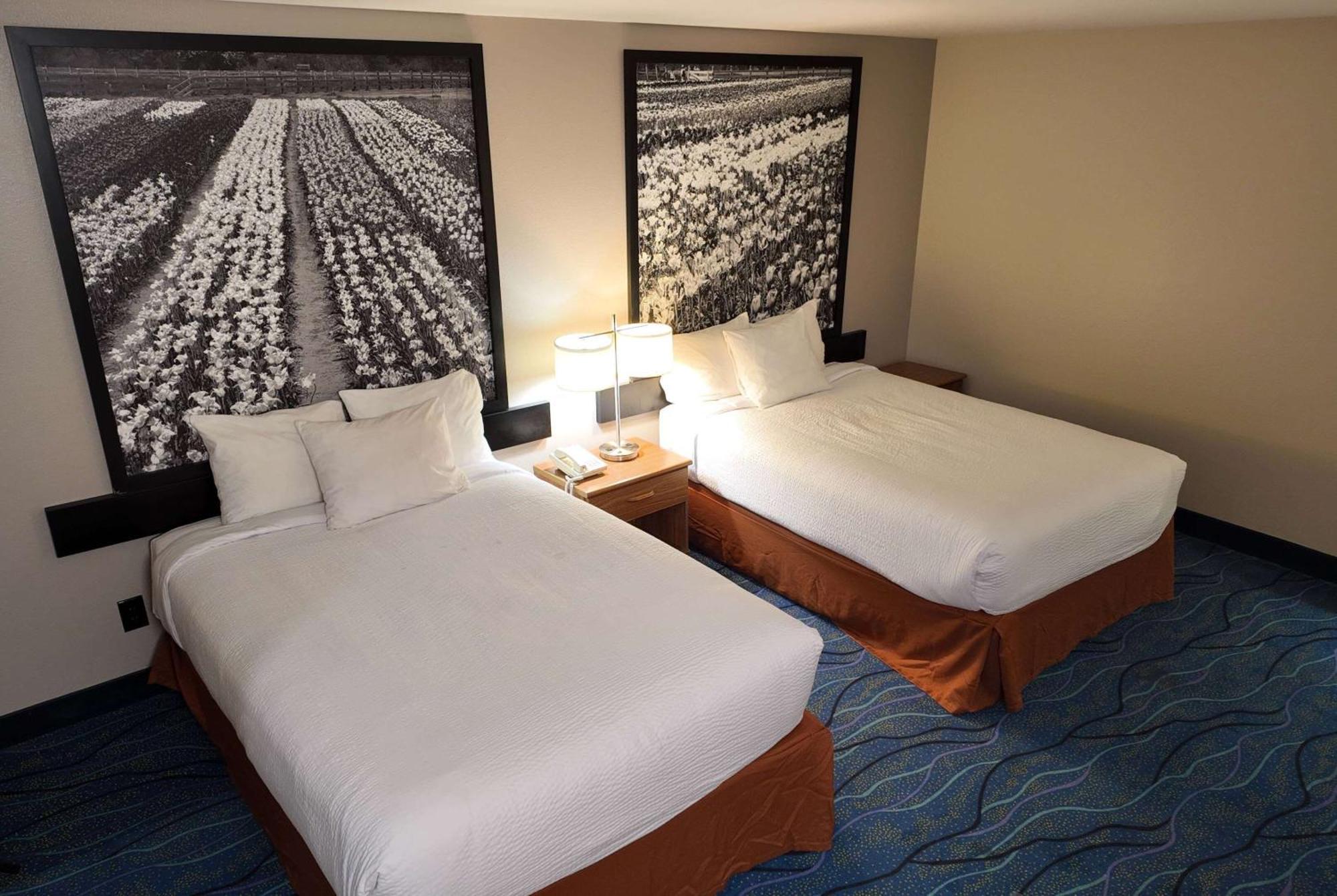 ซูเปอร์ 8 บาย วินด์แฮม แฮมป์เชียร์ อิลลินอยส์ Hotel Hampshire ภายนอก รูปภาพ