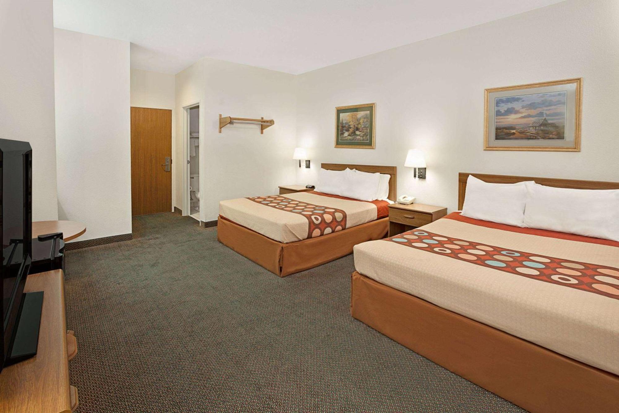 ซูเปอร์ 8 บาย วินด์แฮม แฮมป์เชียร์ อิลลินอยส์ Hotel Hampshire ภายนอก รูปภาพ