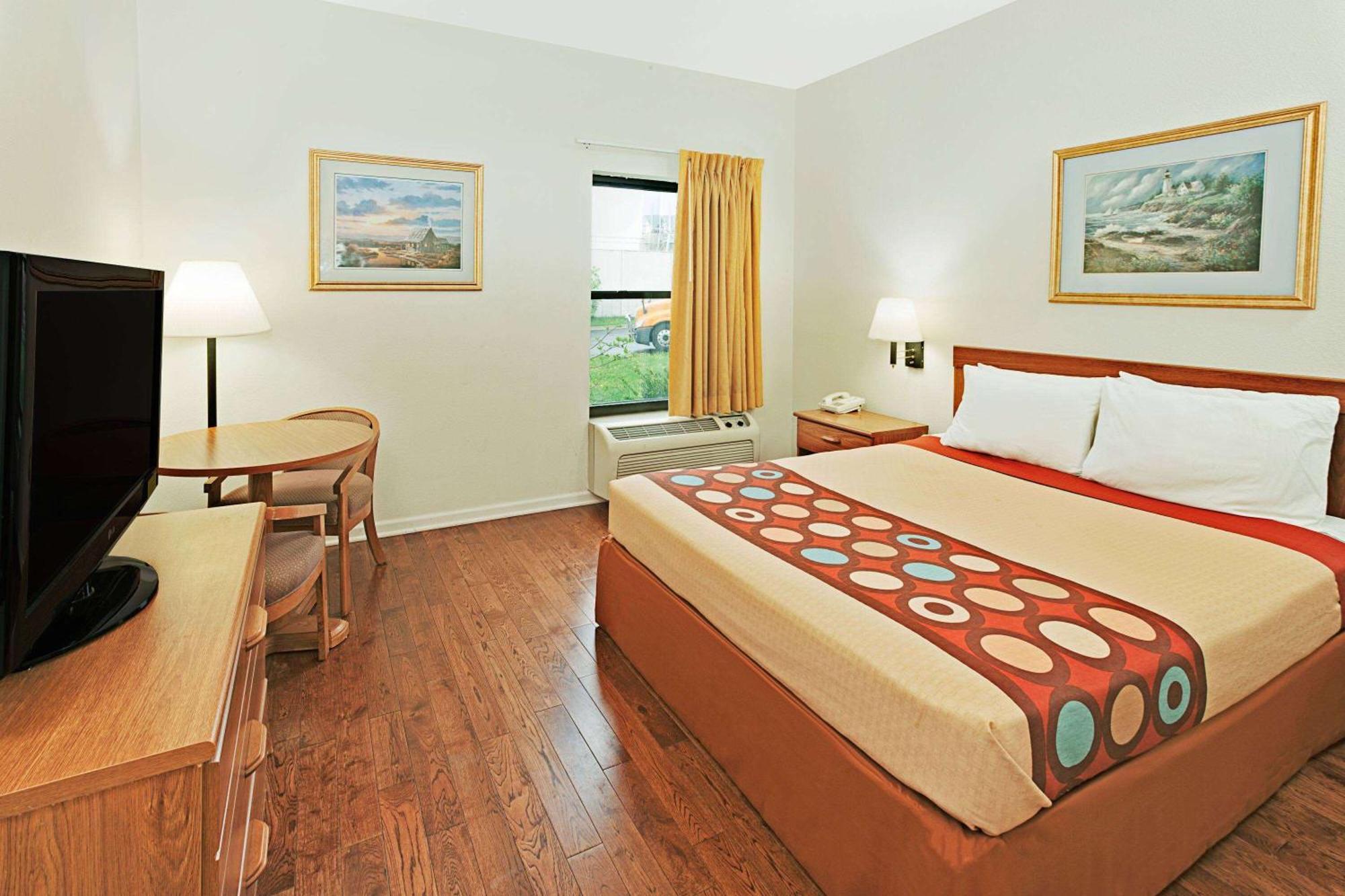 ซูเปอร์ 8 บาย วินด์แฮม แฮมป์เชียร์ อิลลินอยส์ Hotel Hampshire ภายนอก รูปภาพ